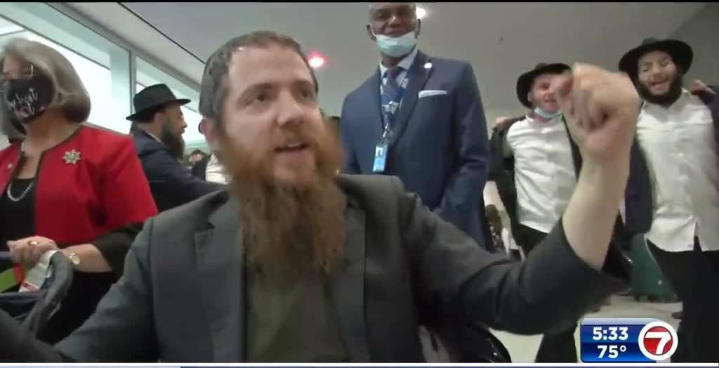 Rabbi, family arrive at Miami International Airport after escaping Ukraine – WSVN 7News | Miami News, Weather, Sports