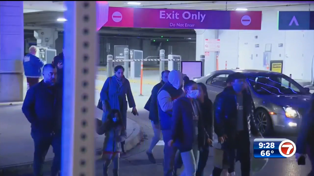 Shooting at suburban Chicago shopping mall kills 1, wounds 2 WSVN