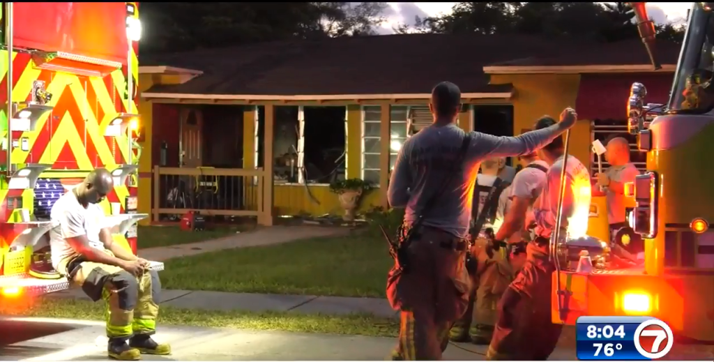 Firefighters put out duplex fire in North Miami – WSVN 7News | Miami News, Weather, Sports