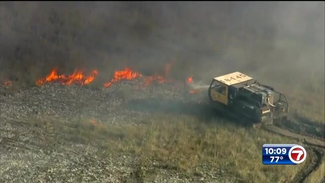 Crews battle South Miami-Dade grass fire for 2nd day; flames scorch over 1,000 acres – WSVN 7News | Miami News, Weather, Sports
