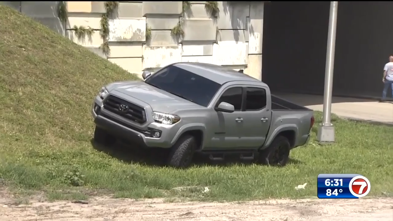Subjects bailout after police chase ends in Miami - WSVN 7News | Miami ...