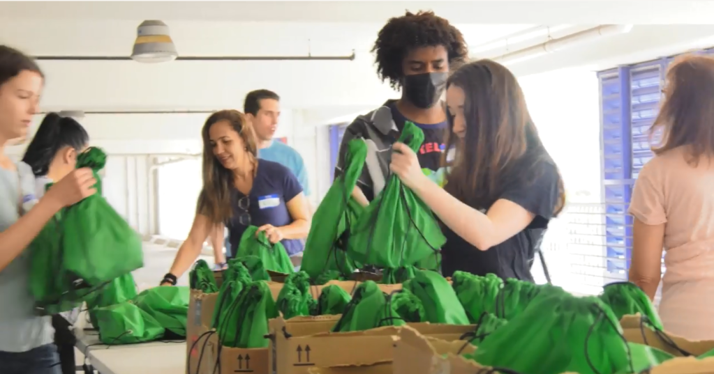 United Way Miami volunteers help families in need during 2nd annual VolunteerMiami Day – WSVN 7News | Miami News, Weather, Sports