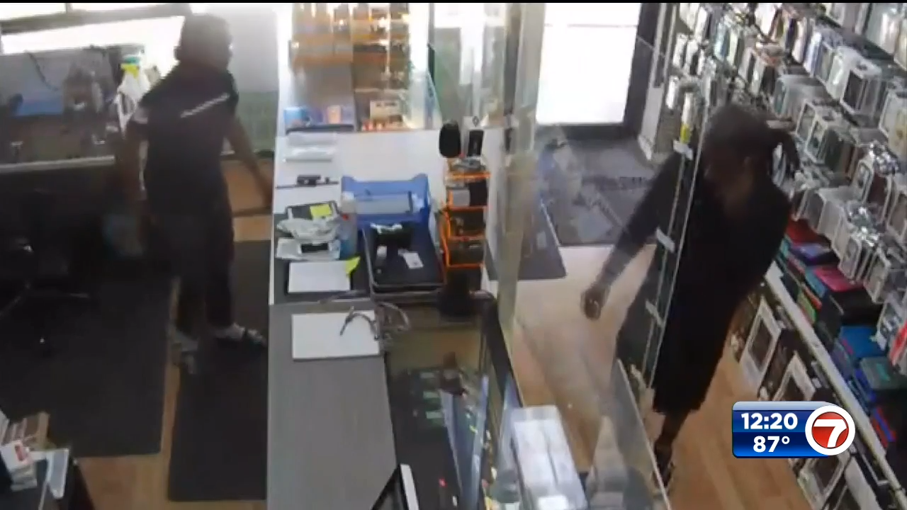 Brazen bandit runs out of Tamarac business with two phones - WSVN 7News ...