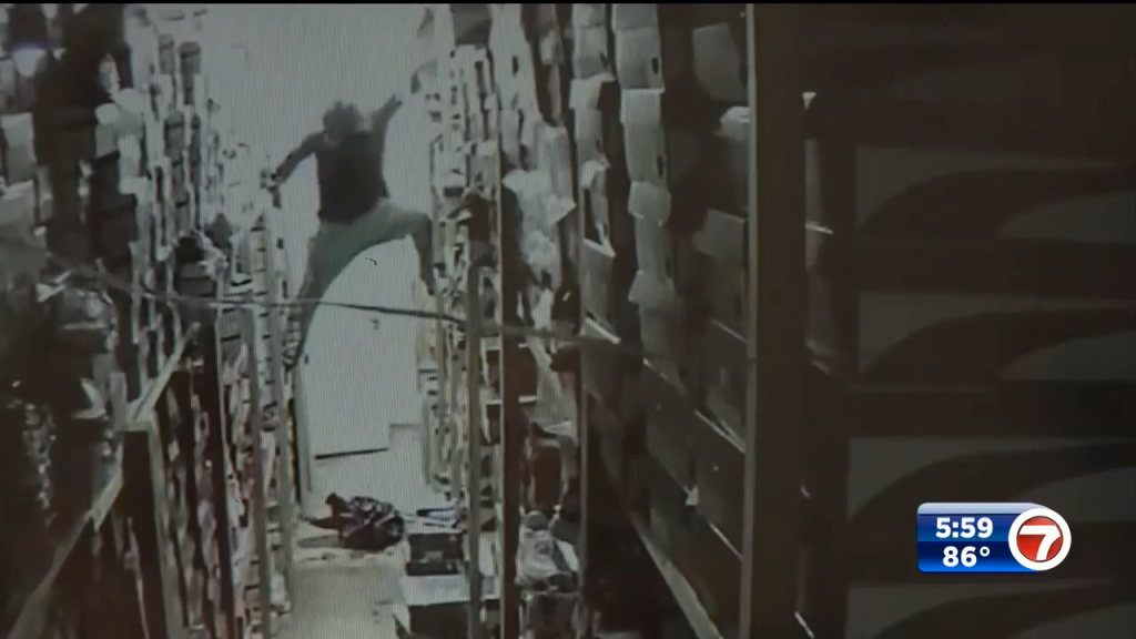 3 cut hole in roof to break into North Miami clothing store, steal merchandise – WSVN 7News | Miami News, Weather, Sports