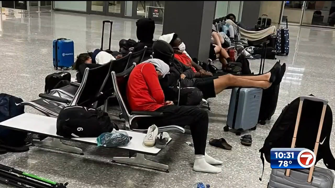 South Florida teen soccer team stranded, forced to sleep at airport(00)