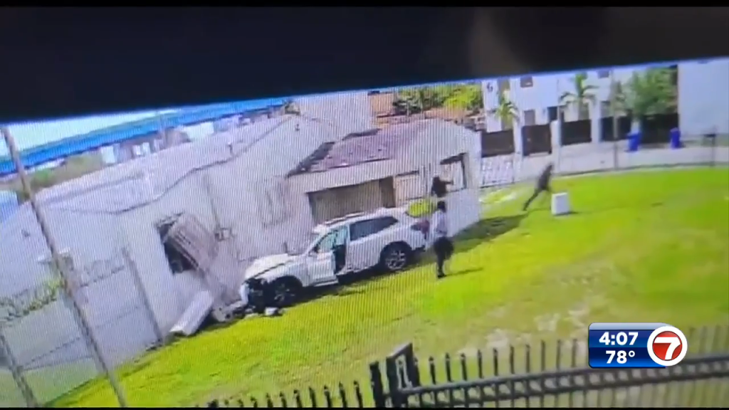 Video shows car crash into Miami house, police take 3 suspects into custody – WSVN 7News | Miami News, Weather, Sports