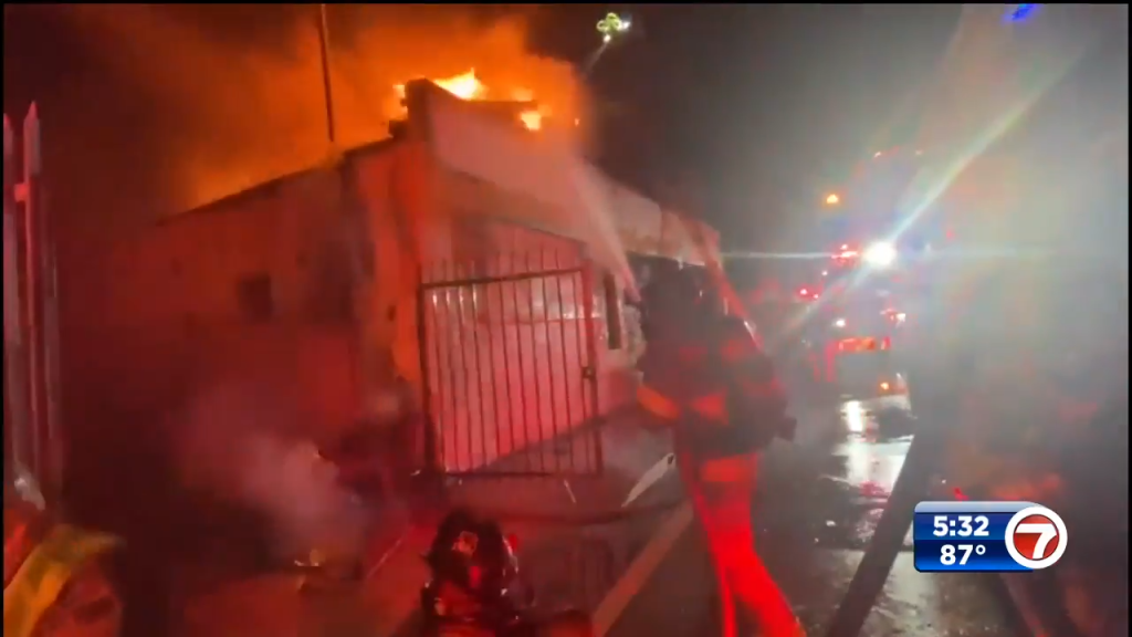 Crews put out building fire in North Miami-Dade – WSVN 7News | Miami News, Weather, Sports