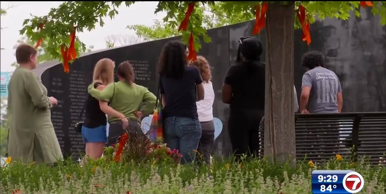 Services planned for 3 Highland Park parade shooting victims WSVN