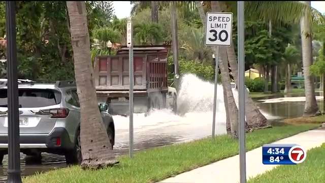 Drivers deal with flooded streets as king tides return to South Florida ...
