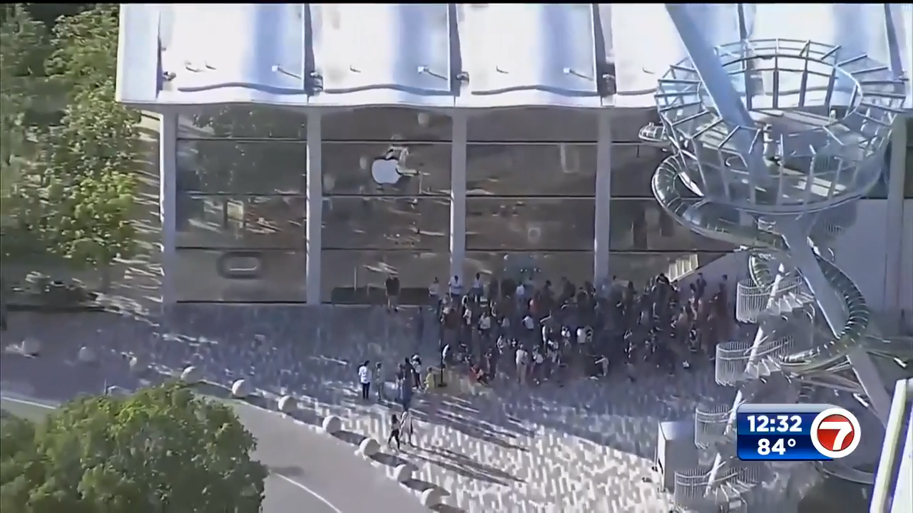 Iphone Florida Project South Florida community gather outside Apple Store for iPhone 14 ...