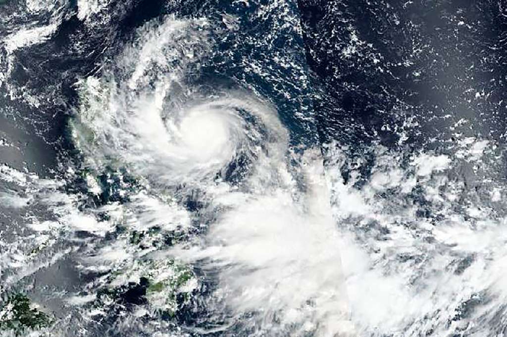 220925 Philippines on red alert as Super Typhoon Noru roars in