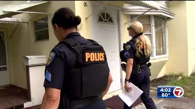Police hand out flyers amid search for man who tried to lure 10-year ...