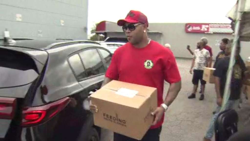 Flo Rida hands out Thanksgiving baskets at Miami Gardens turkey drive – WSVN 7News | Miami News, Weather, Sports