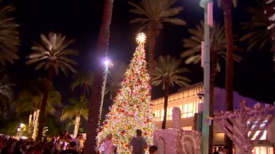 Lincoln Road hosts parade, treelighting ceremony — with help from