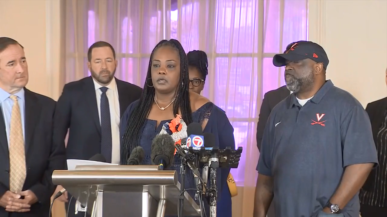 Parents of slain UVA student call for stricter gun laws - WSVN 7News