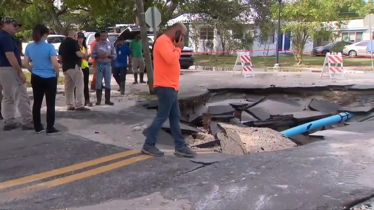 Water main rupture causes street-level flooding in Hollywood - WSVN ...