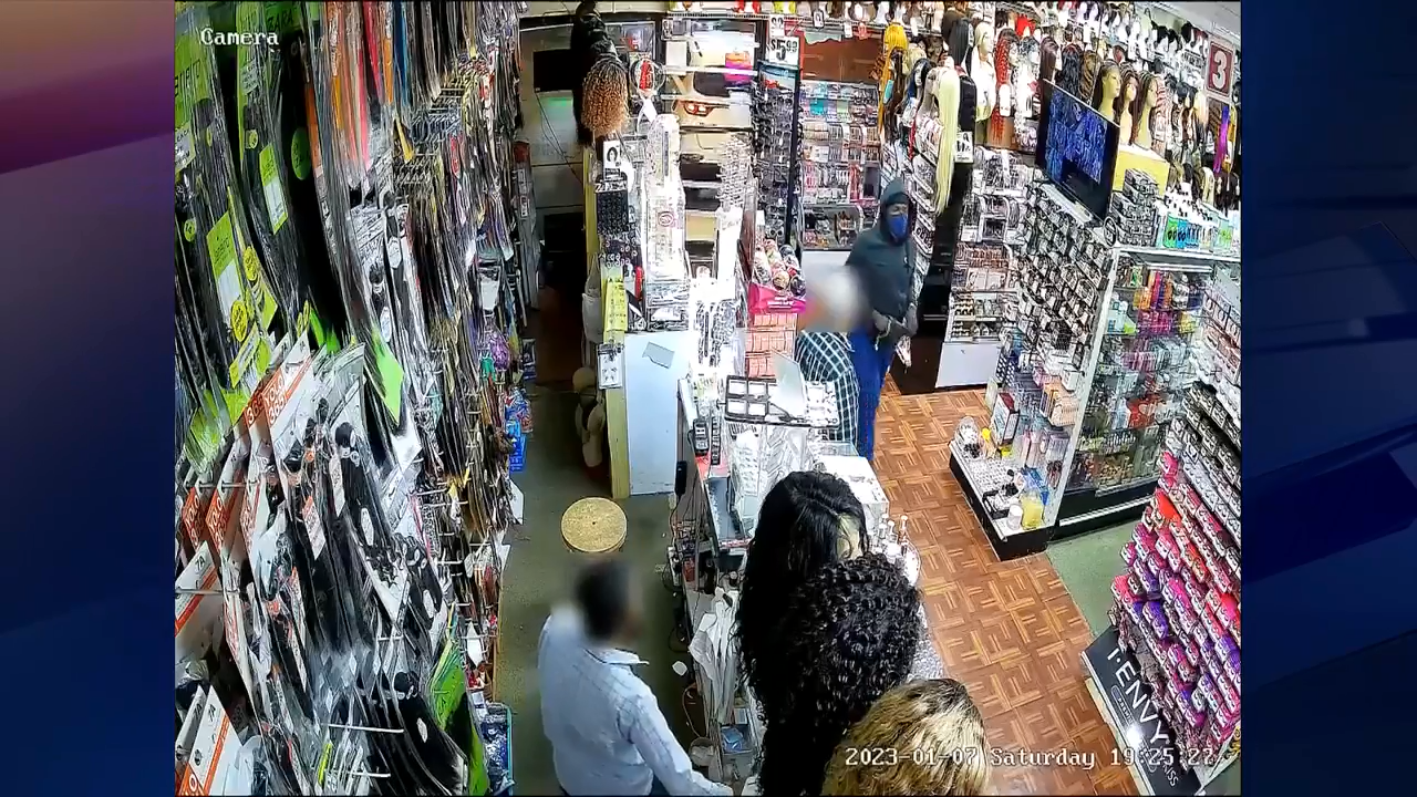 Man peppersprays employees, swipes 1,200 in wigs from Oakland Park