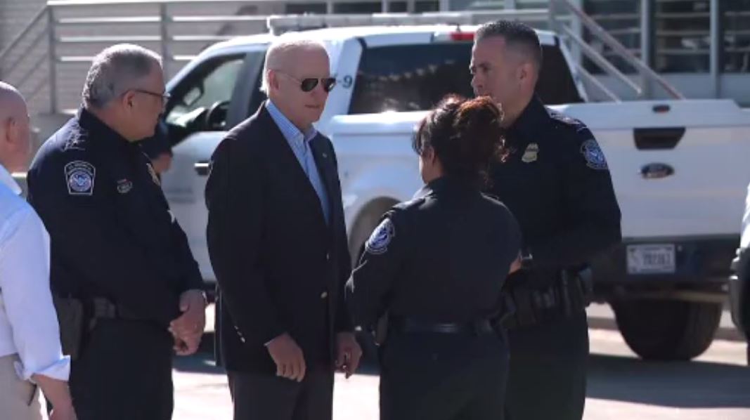 Biden inspects US-Mexico border in face of GOP criticism