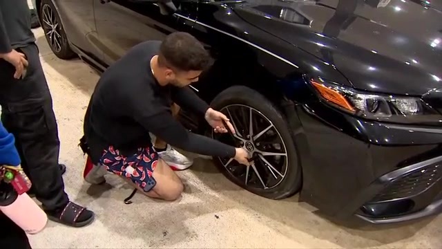 At least 4 drivers run over exposed manhole cover in Miami Gardens, causing blowouts – WSVN 7News | Miami News, Weather, Sports