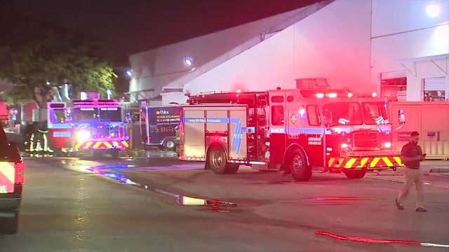 Firefighters put out warehouse fire in Miramar - WSVN 7News | Miami ...