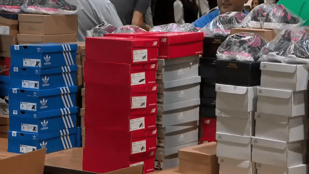 Students at Mary Bethune Elementary go shoe shopping provided by Rita Case's program – WSVN 7News | Miami News, Weather, Sports - Vimarsana News