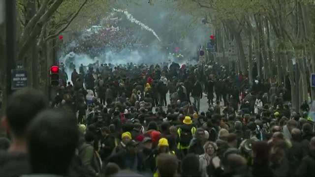 Rowdy protests again hit France, but striker numbers dwindle - Vimarsana News