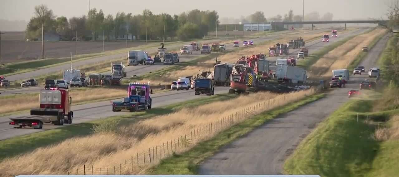 At least 6 dead after dust storm causes crashes in Illinois - WSVN ...