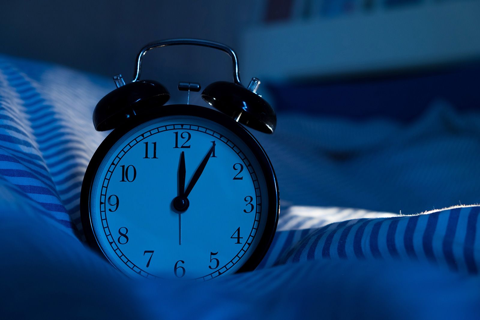 What happens if you wake up before your alarm? Tips from sleep experts