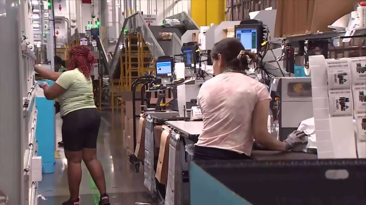 A tour around Hialeah's Amazon facility on Prime Day - WSVN 7News | Miami News, Weather, Sports - Vimarsana News