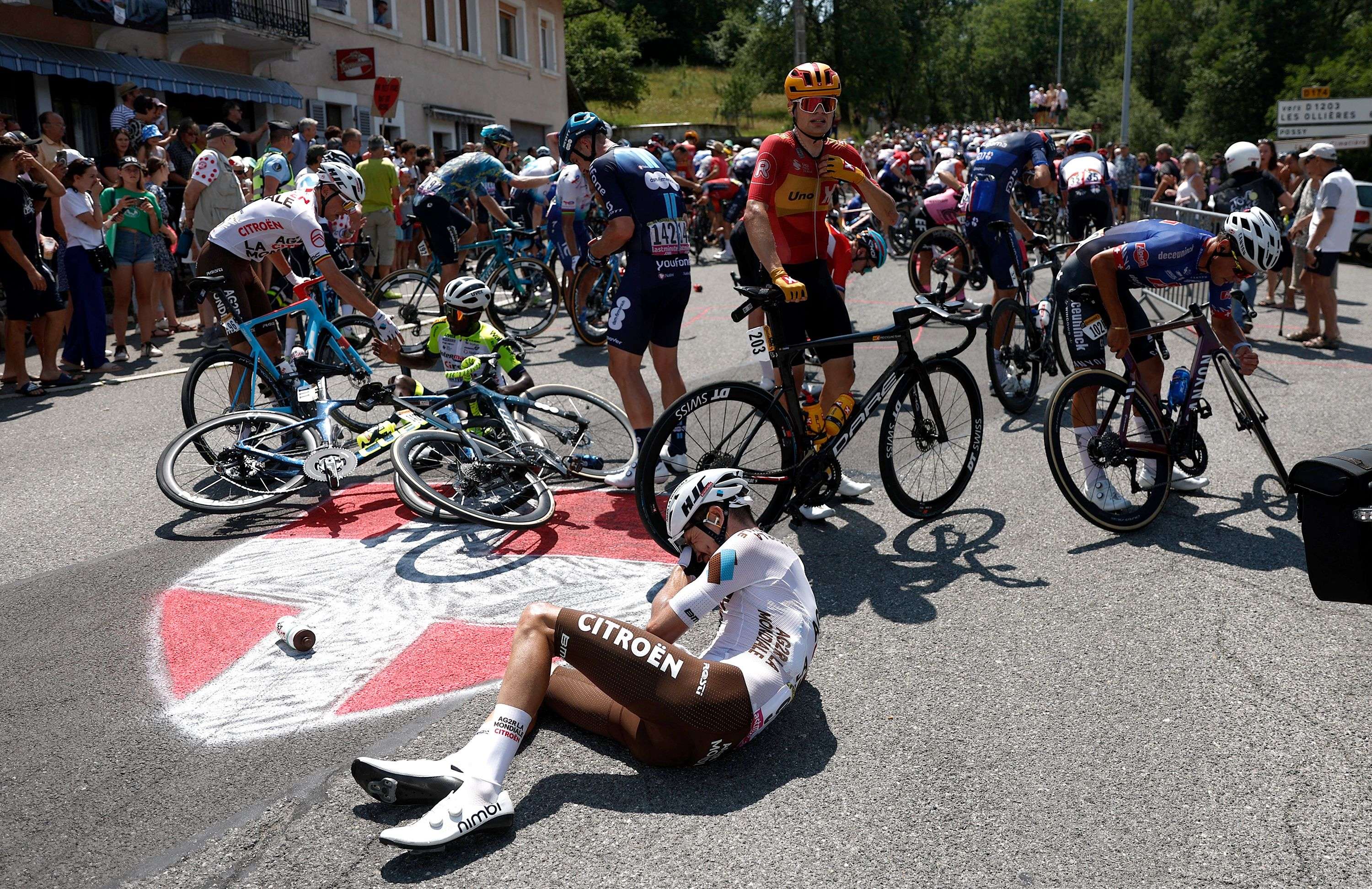 Cyclists fall 'like skittles' at the Tour de France in spectacular crash - WSVN 7News | Miami News, Weather, Sports - Vimarsana News