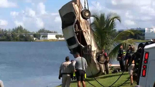 Divers working to retrieve almost 3 dozen submerged cars in Doral lake - WSVN 7News | Miami News, Weather, Sports - Vimarsana News