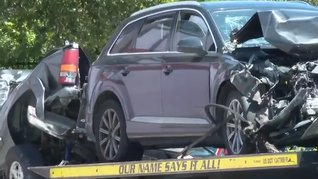 Car crashes into building in Hollywood - WSVN 7News | Miami News ...