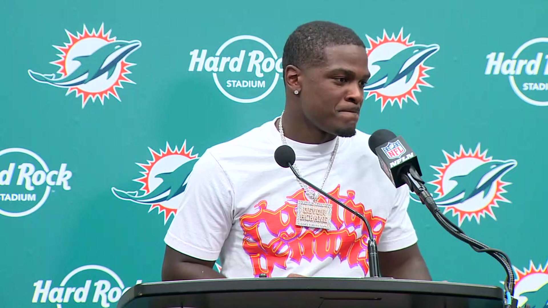 De’Von Achane Signs Contract Extension, Eyes Leadership Role with Dolphins