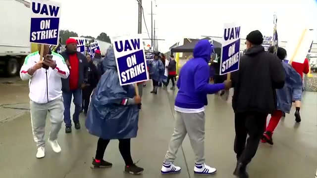 UAW escalates strike against lone holdout GM after landing tentative pacts with Stellantis and Ford  WSVN 7News  Miami News Weather Sports  Fort Lauderdale