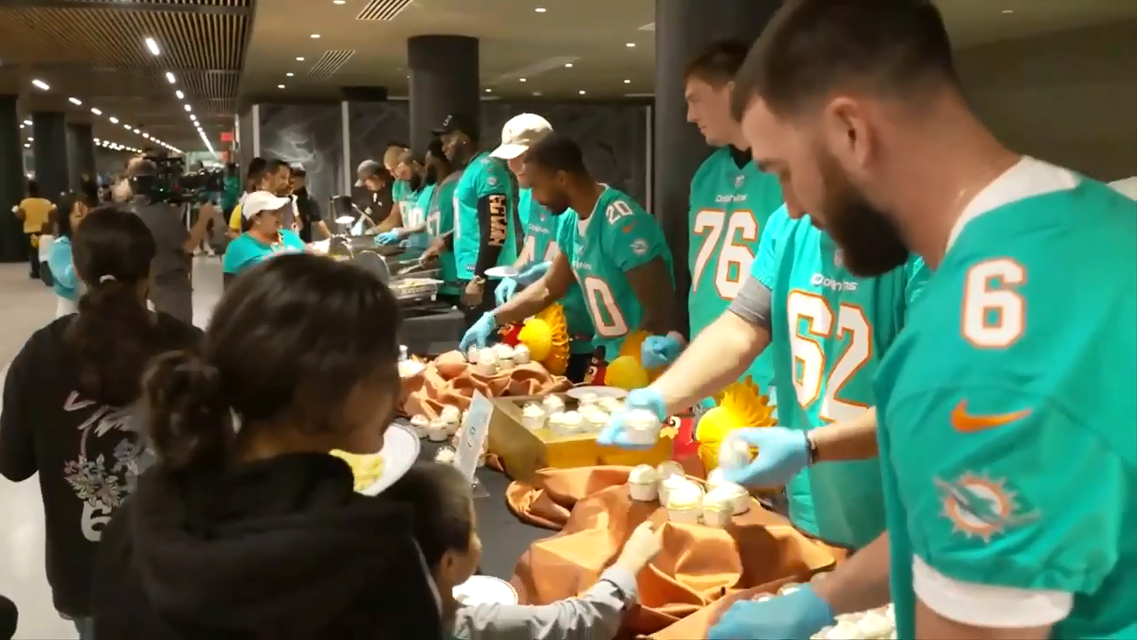 Miami Dolphins gamers hand out holiday meals to families at Difficult Rock Stadium – WSVN 7News | Miami Information, Climate, Sports | Fort Lauderdale