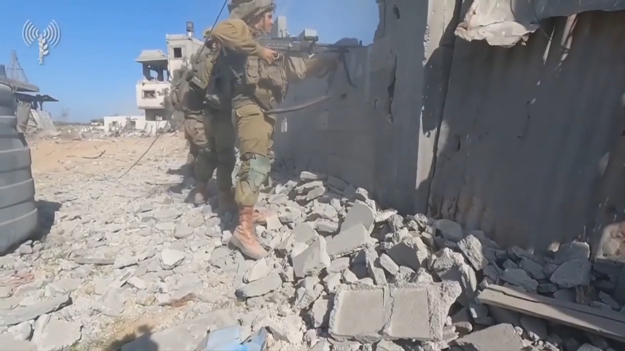 Thousands of bodies lie buried in rubble in Gaza. Families dig to retrieve them, often by hand - WSVN 7News | Miami News, Weather, Sports - Vimarsana News