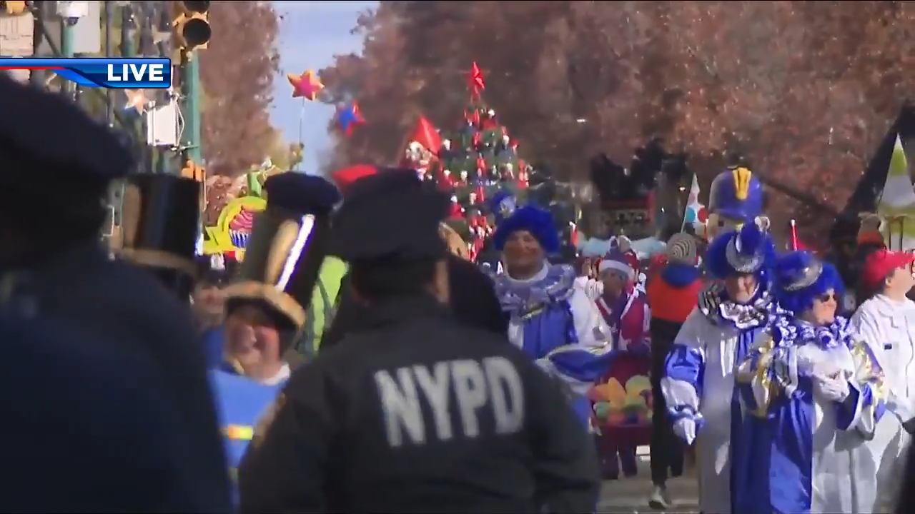 Balloons, bands and Santa Macy’s Thanksgiving Day Parade ushers in