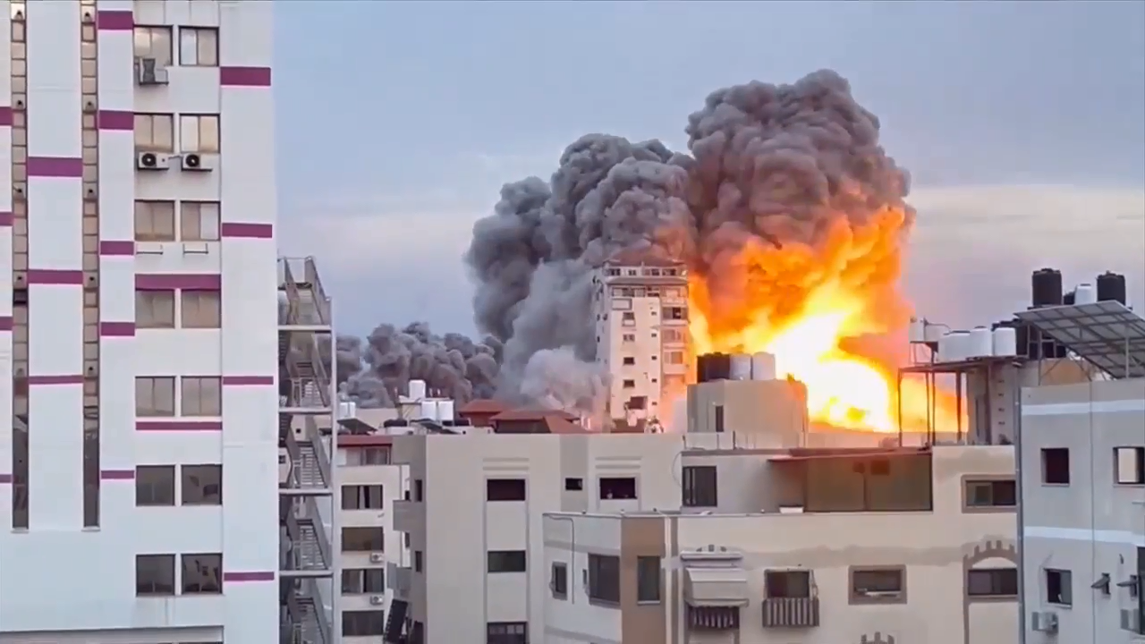Thousands who were sheltering at Gaza City's hospitals flee as Israel-Hamas war closes in - WSVN 7News | Miami News, Weather, Sports - Vimarsana News
