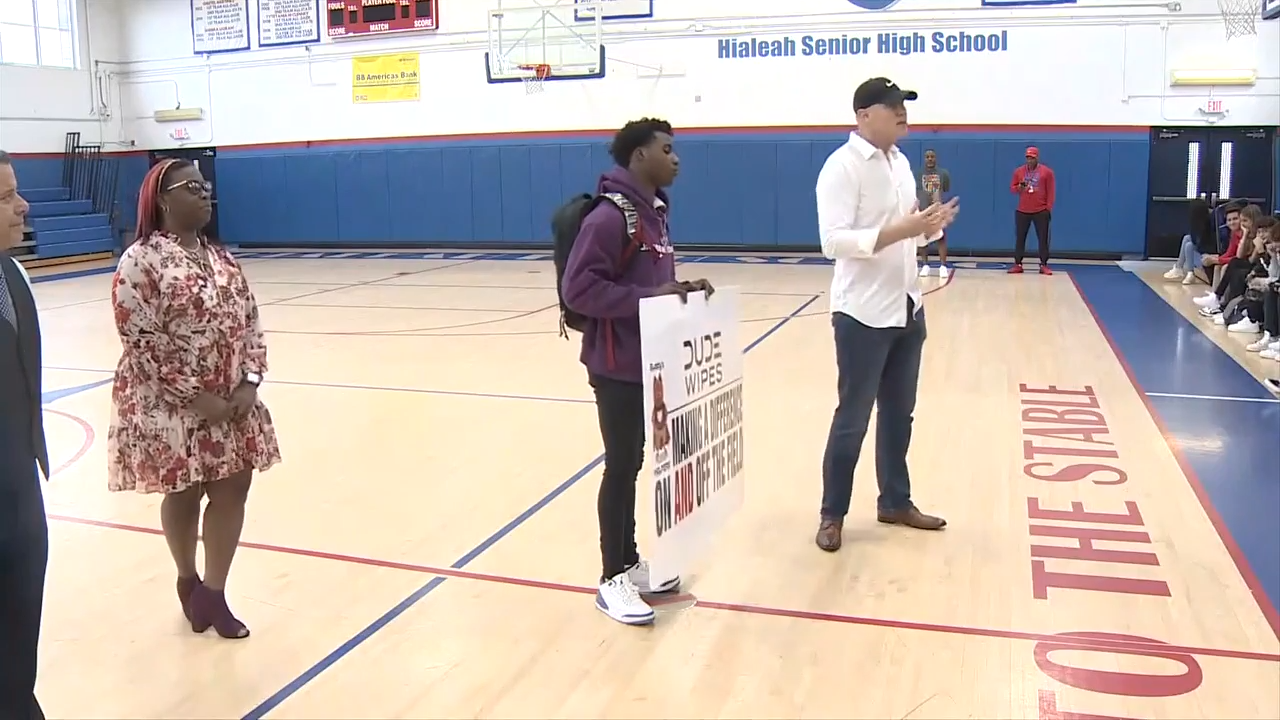 Hialeah High School student recognized for generosity on World Kindness Day - WSVN 7News | Miami News, Weather, Sports - Vimarsana News
