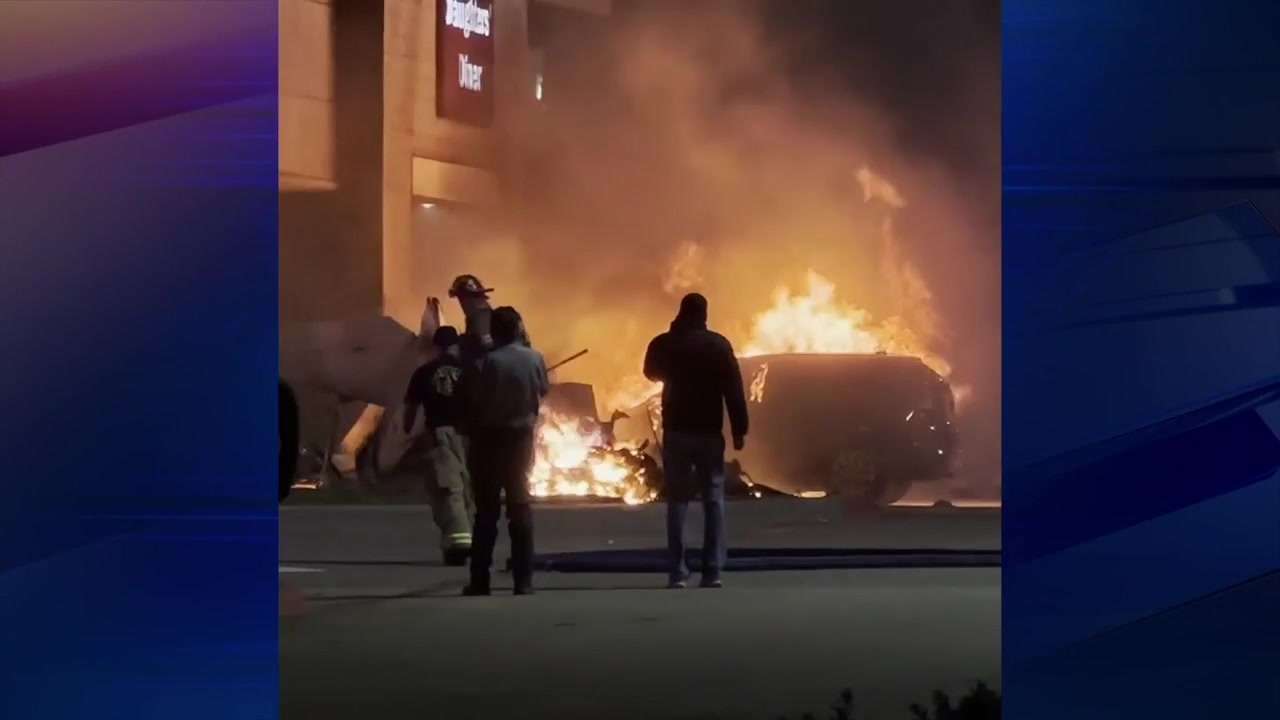 Pilot killed in small plane's fiery crash into Texas shopping center parking lot, official says - WSVN 7News | Miami News, Weather, Sports - Vimarsana News