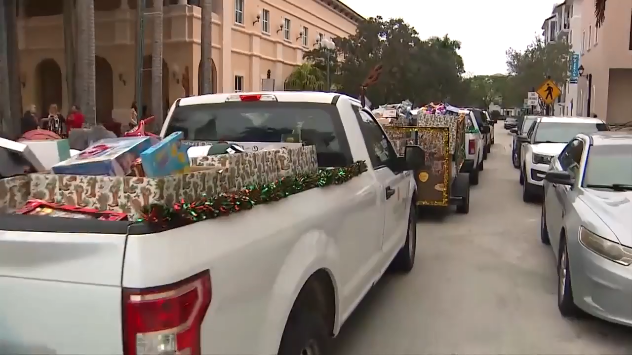 Sunbeam Polar Express delivers gifts to Miramar Police station for 8th