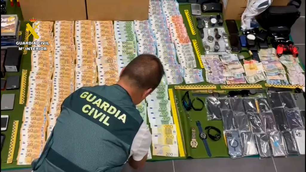 Spanish police arrest 14 airport workers after items go missing