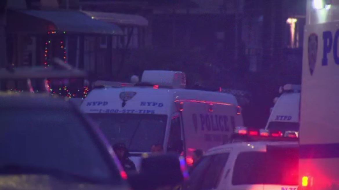 Man kills 4 relatives in Queens knife rampage, injures 2 officers