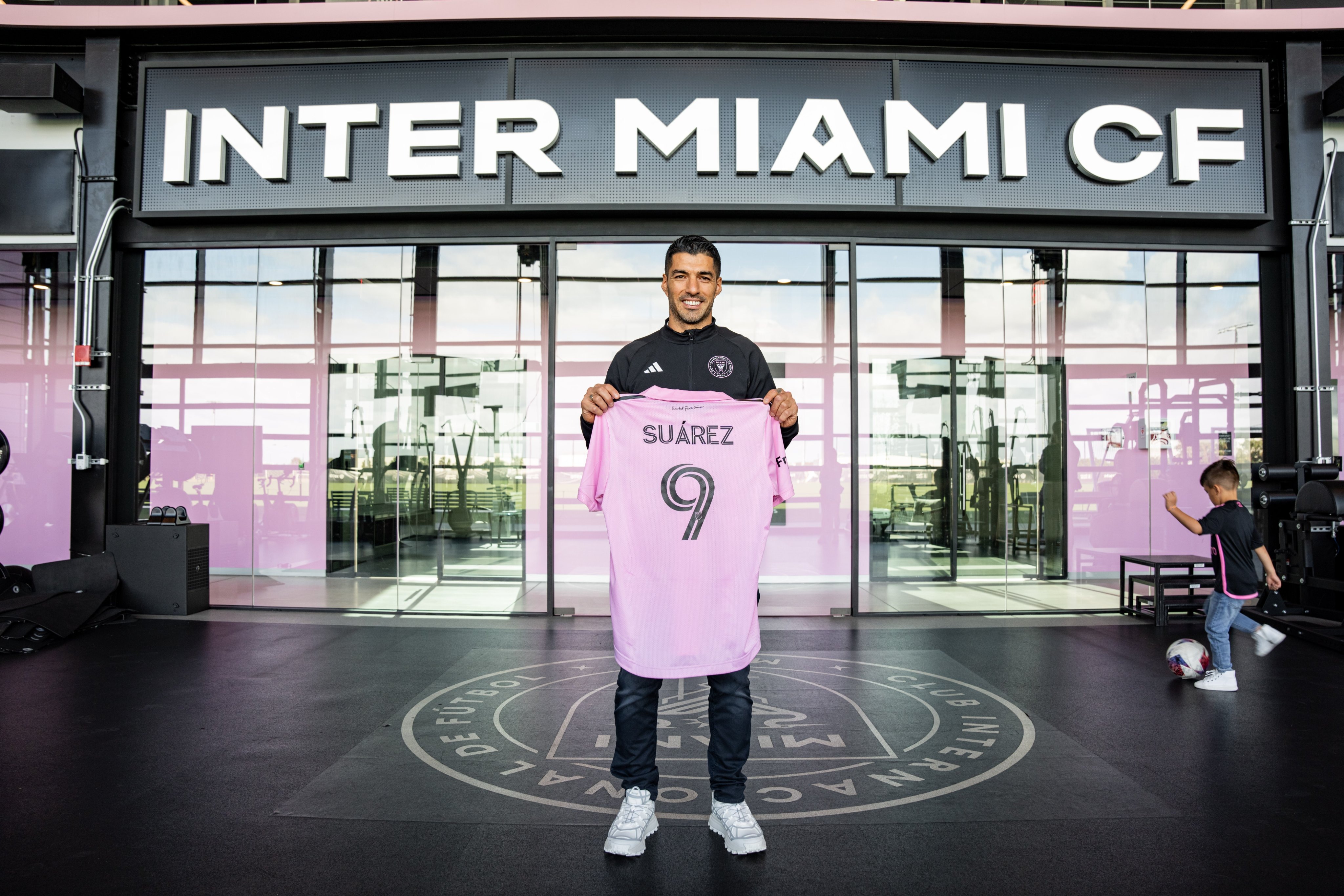 Luis Suárez indicators with Inter Miami, reunites with former Barcelona teammate Lionel Messi – WSVN 7News | Miami Information, Weather conditions, Sporting activities | Fort Lauderdale