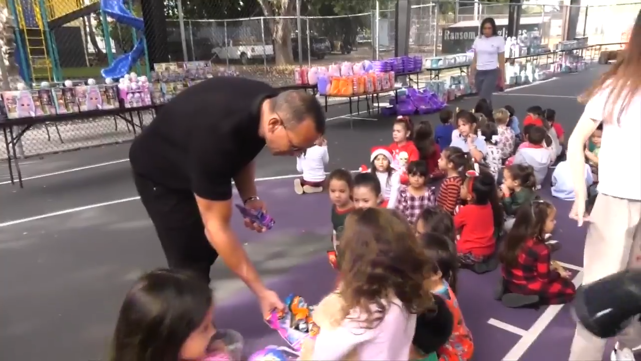 A-Rod fingers out toys at Boys & Ladies Golf equipment of Miami-Dade in Miami — with assistance from Santa – WSVN 7News | Miami News, Weather conditions, Sports | Fort Lauderdale