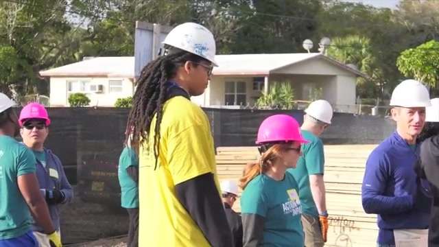 'I feel blessed': Bus driver who saved family in 2019 helps build future Habitat homes in Deerfield Beach - WSVN 7News | Miami News, Weather, Sports - Vimarsana News