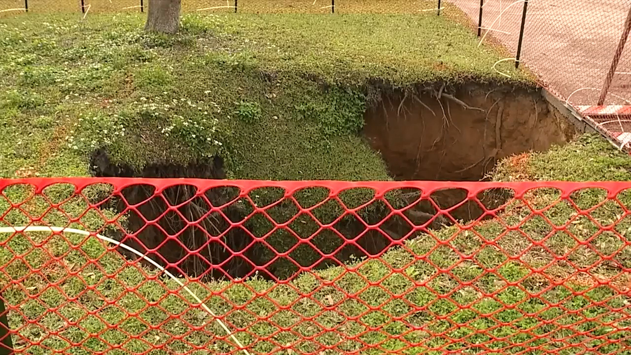 70footdeep sinkhole opens up in front yard of Florida home WSVN