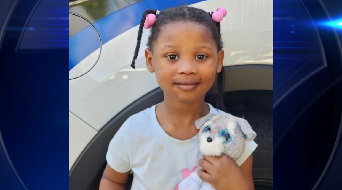 Police: Toddler found wandering alone in Fort Lauderdale reunited with