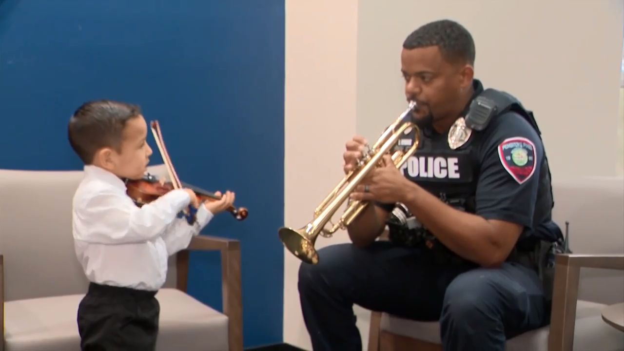 Pembroke Pines officer, little boy reunite after surprise musical duet in La Carreta restaurant
