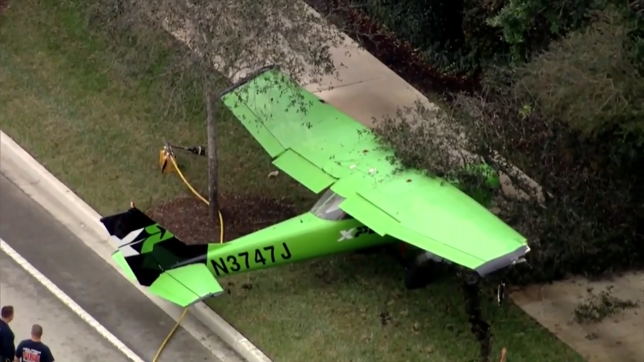 Small plane makes emergency landing in Parkland; 1 minor injury